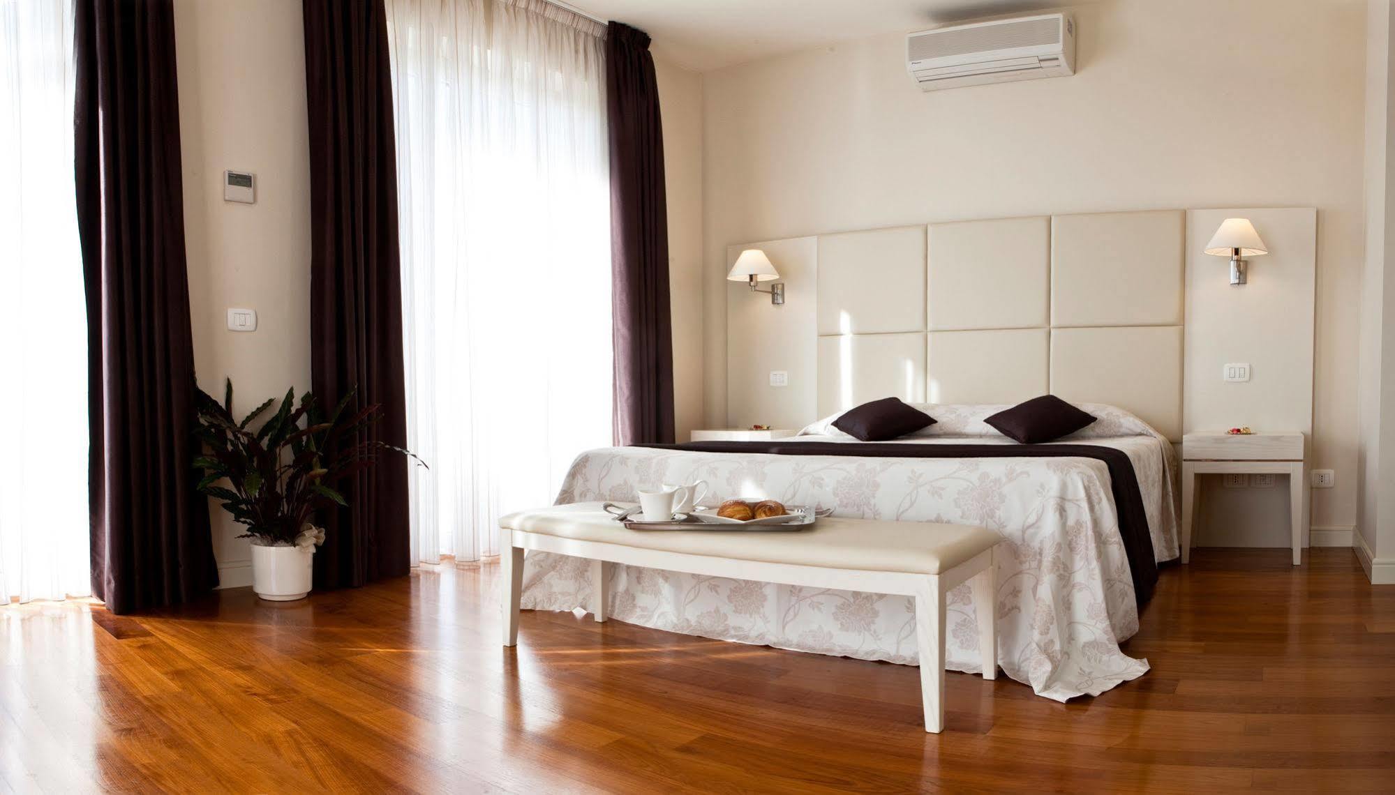 Hotel & Residence Exclusive مارينا دي كارّارا المظهر الخارجي الصورة
